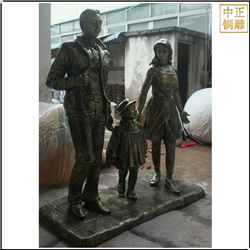 一(yī)家三口逛街人物(wù)銅雕塑