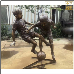 小(xiǎo)孩踢足球人物(wù)銅雕塑