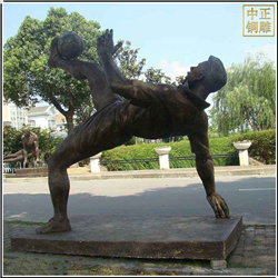 踢足球人物(wù)銅雕塑