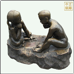 小(xiǎo)孩玩象棋銅雕塑
